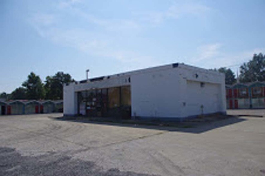 More Photos Of 708 W Main St, Benton Service Station For Sale