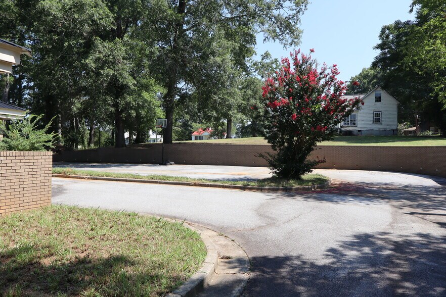 More Photos Of 253 E Savannah St, Calhoun Falls Freestanding For Sale