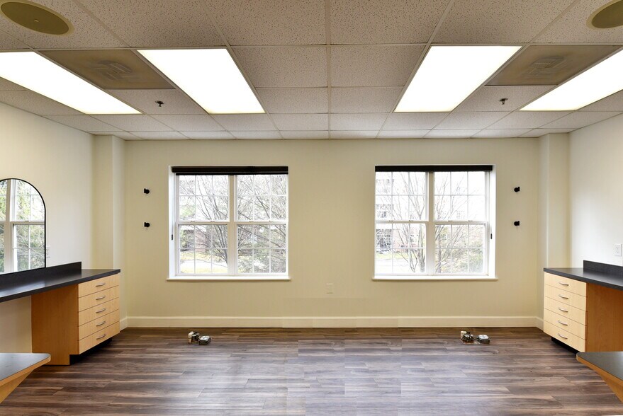 More Photos Of 13895 Hedgewood Dr, Woodbridge Medical For Sale
