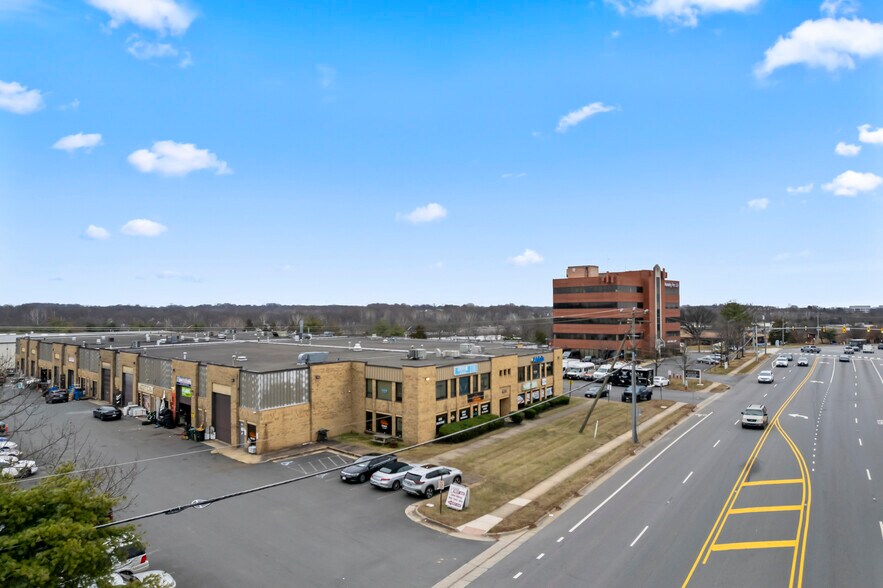 More Photos Of 4215 Walney Rd, Chantilly Light Manufacturing For Lease