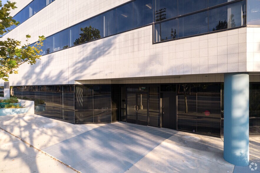 More Photos Of 6345 Balboa Blvd, Encino Unknown For Lease