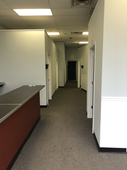 More Photos Of 1532-1552 E Algonquin Rd, Algonquin Unknown For Lease