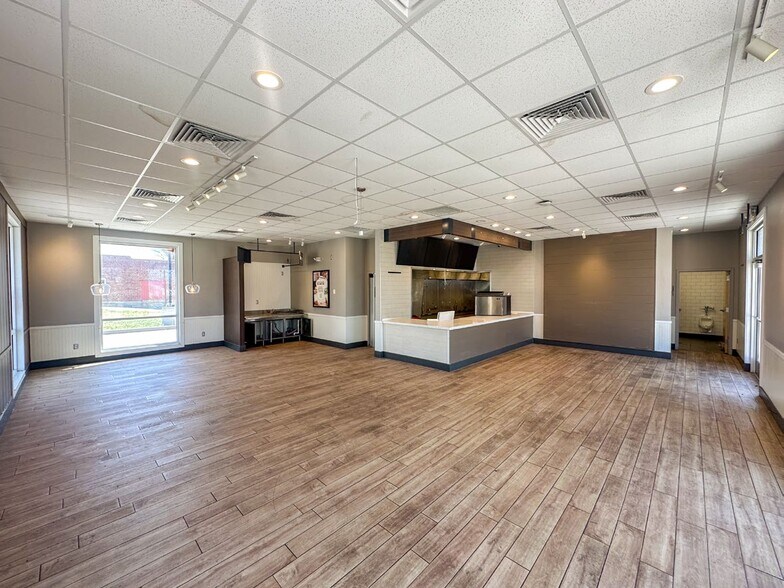More Photos Of 375 E High St, Potosi Fast Food For Lease