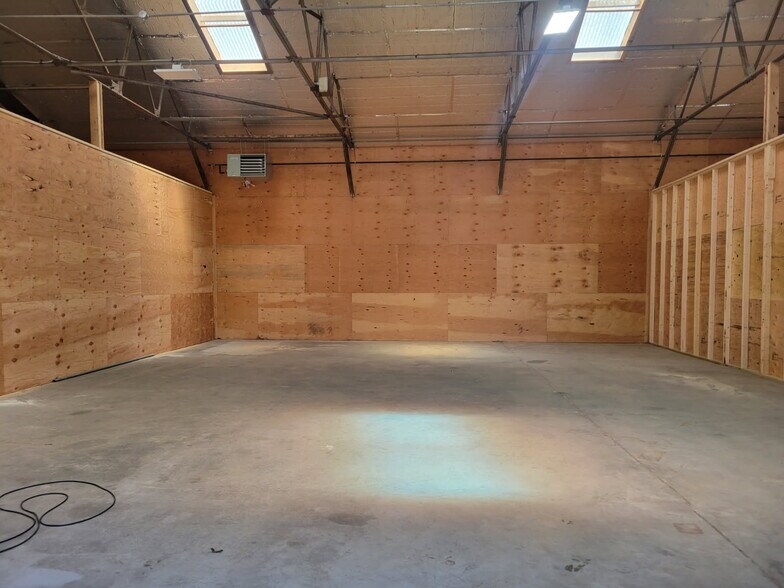 More Photos Of 6 Railroad Yard Rd, Deerfield Light Distribution For Lease