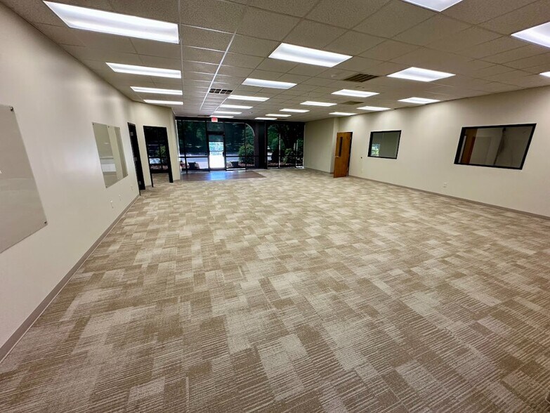 More Photos Of 4190 Piedmont Pky, Greensboro Flex For Lease
