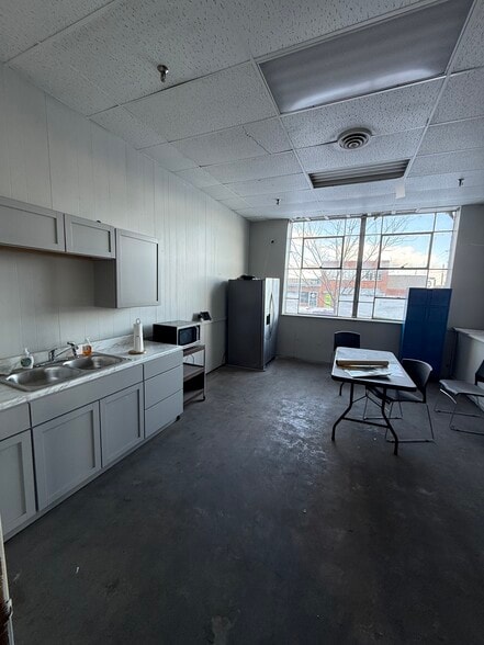 More Photos Of 220 E 14th Ave, North Kansas City Distribution For Lease