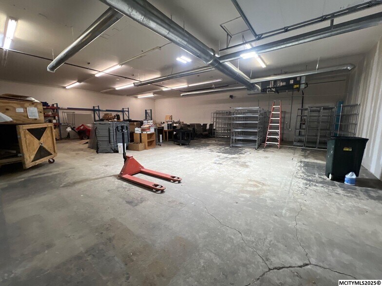 More Photos Of 1514 S Pierce Ave, Mason City Manufacturing For Sale