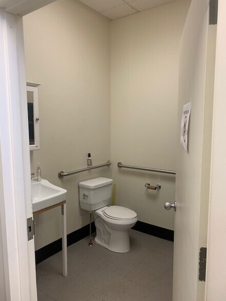 More Photos Of 185 E Post Road White Plns, White Plains Storefront For Lease