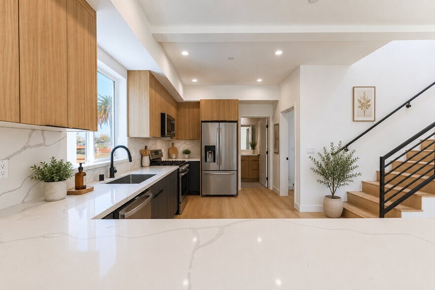 More Photos Of 2010 S Dunsmuir Ave, Los Angeles Multifamily For Sale