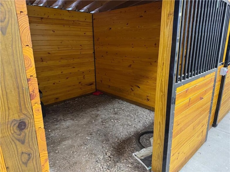 More Photos Of 115 Hilltop Dr, Phoenix Sports And Entertainment For Sale