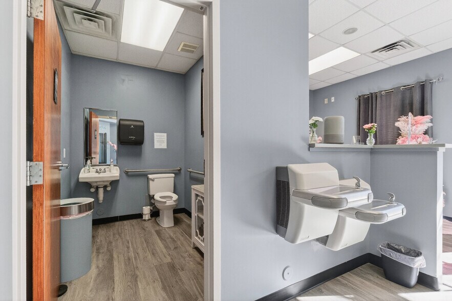 More Photos Of 3210 Prosperity Church Rd, Charlotte Office For Sale