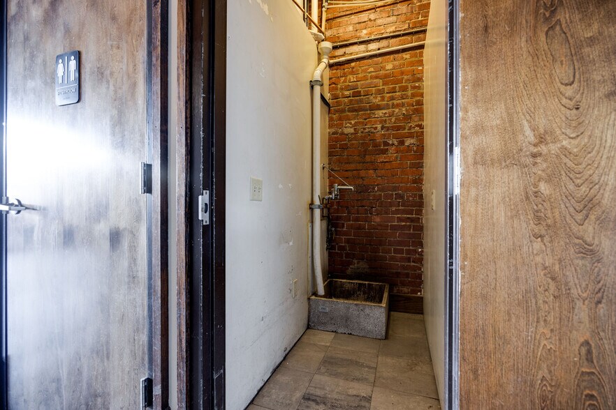 More Photos Of 1437 Market St, Chattanooga Storefront For Lease