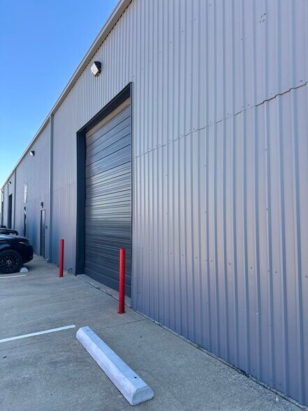 More Photos Of 10041 E 52nd St, Tulsa Manufacturing For Lease