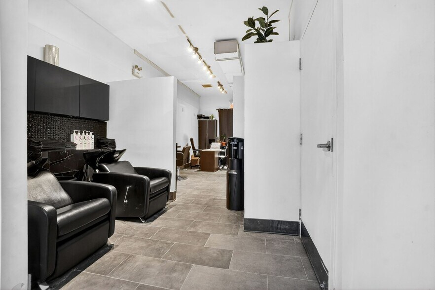 More Photos Of 1231-1233 Av Greene, Westmount Freestanding For Sale