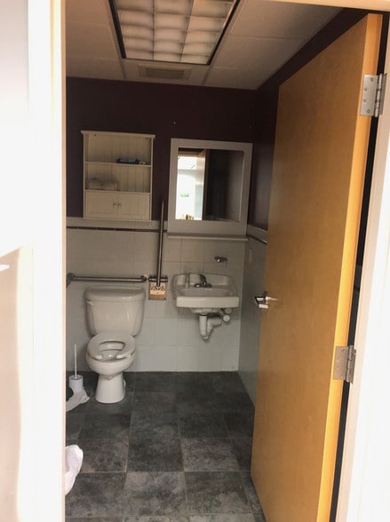 More Photos Of 160 S Turnpike Rd, Wallingford Light Distribution For Lease