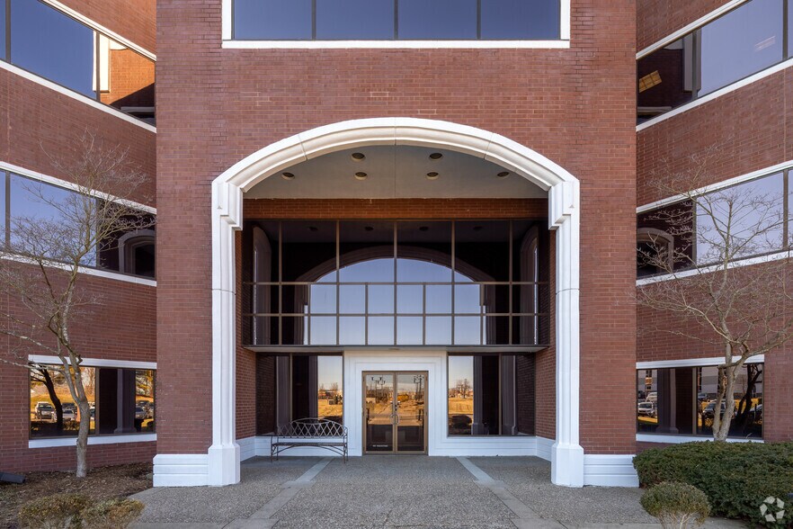 More Photos Of 12910 Shelbyville Rd, Louisville Office For Sale