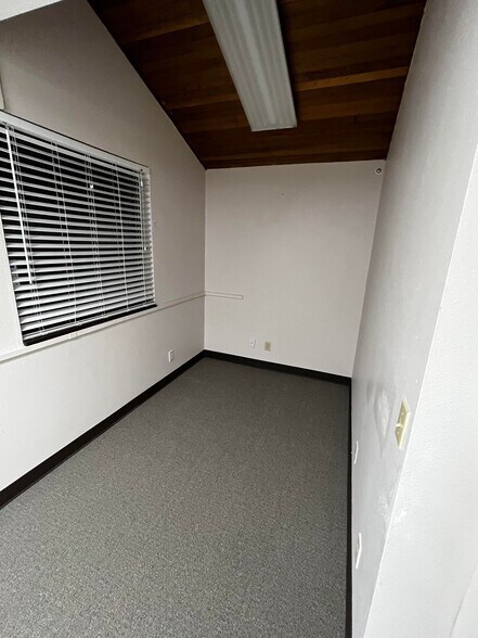 More Photos Of 16418 7th Pl W, Lynnwood Office For Lease