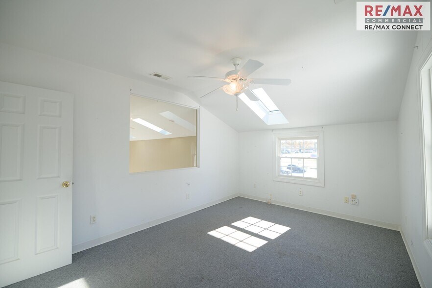 More Photos Of 5333 George Washington Mem Hwy, Yorktown Freestanding For Lease