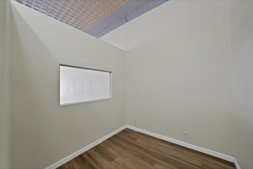 More Photos Of 204 W Mccart St, Krum Storefront Retail Office For Sale