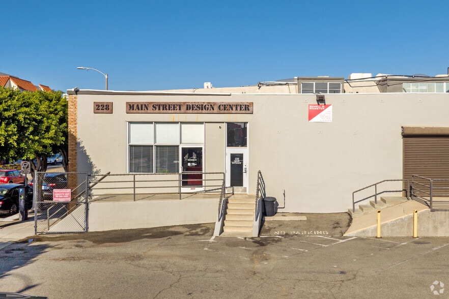 More Photos Of 228 Main St, Venice Showroom For Lease