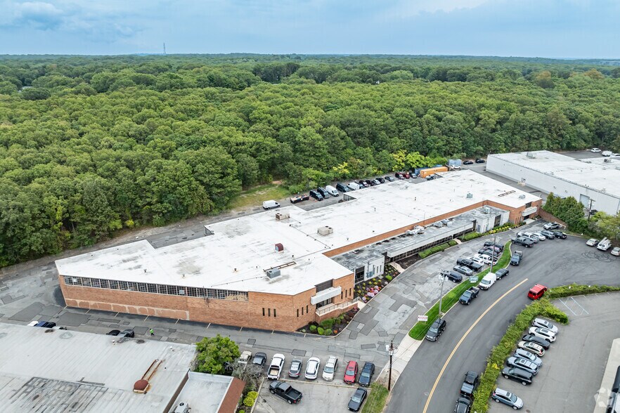 More Photos Of 150-180 Dupont St, Plainview Warehouse For Lease