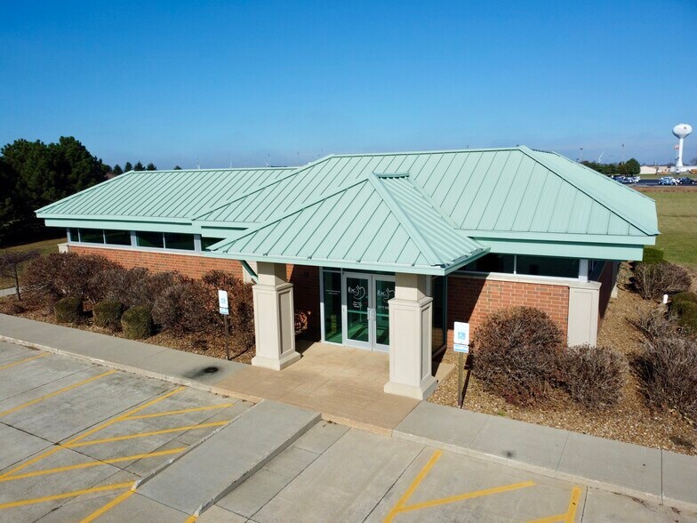 More Photos Of 803 Illini Dr, Clinton Office For Sale