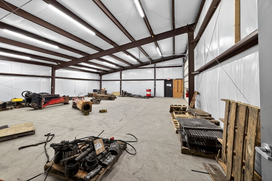 More Photos Of 215 Peddycord Park Ct, Kernersville Warehouse For Lease