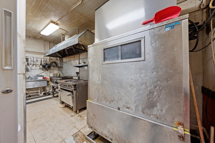 More Photos Of 201 W Oak St, West Service Station For Sale