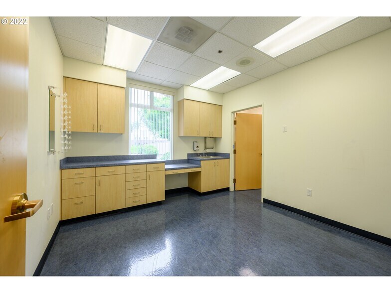 More Photos Of 375 SE Norton Ln, Mcminnville Medical For Lease
