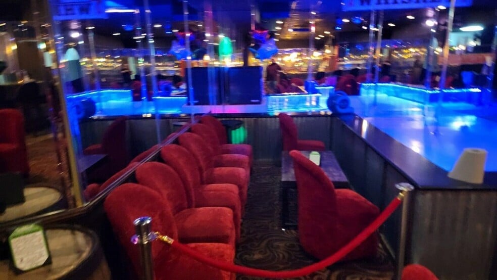 More Photos Of 8556 Park Blvd, Seminole Sports And Entertainment For Sale