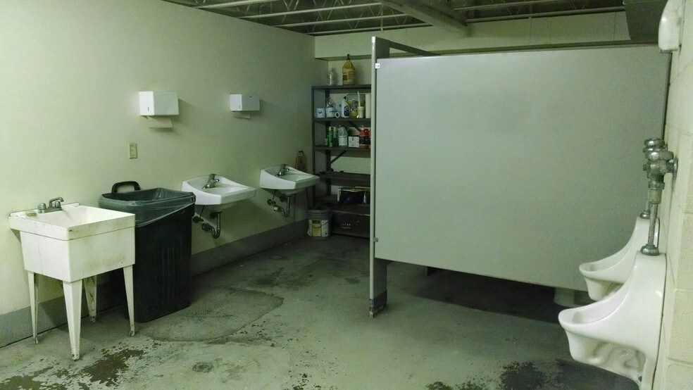 More Photos Of 420 Woodruff Rd, Joliet Warehouse For Lease