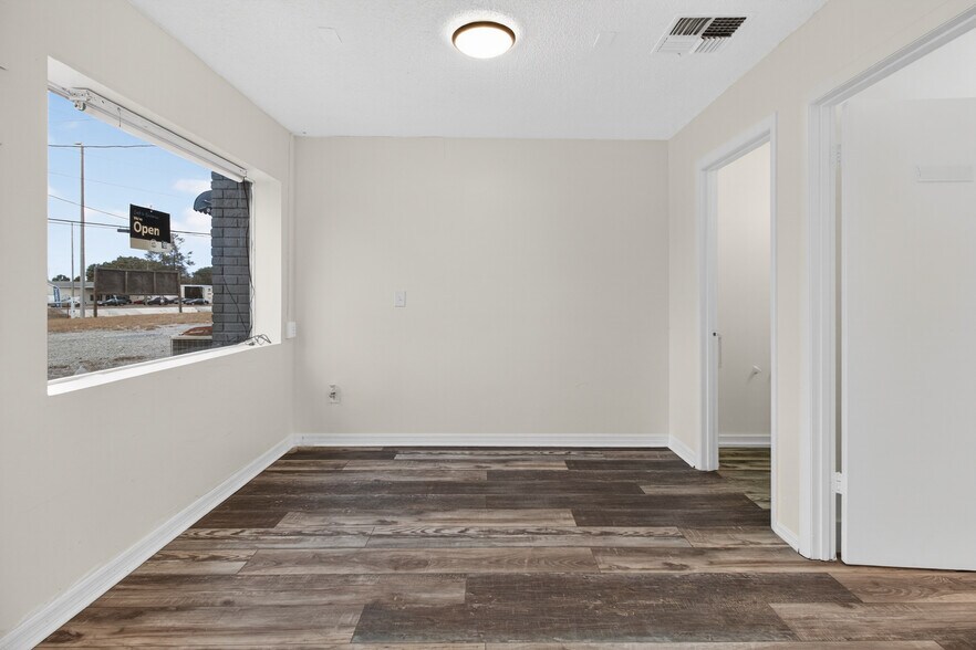 More Photos Of 18508-18510 US Highway 19, Hudson Light Manufacturing For Lease