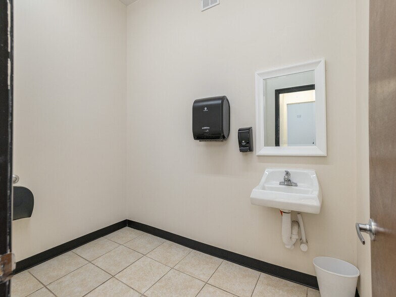More Photos Of 579 Tunnel Rd, Asheville Freestanding For Lease