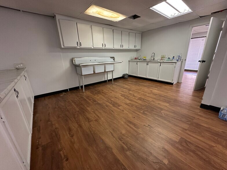 More Photos Of 1712 N Rockwelll Ave, Bethany Office For Sale