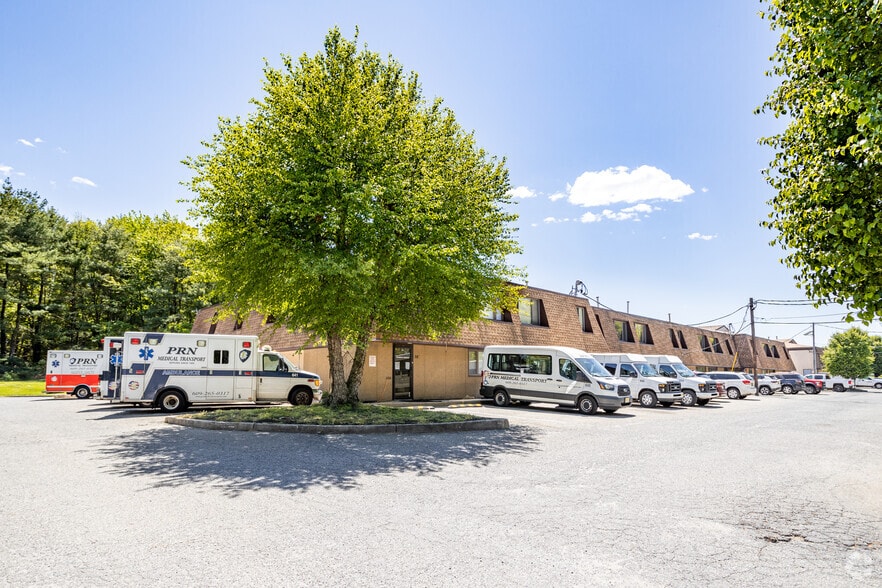 More Photos Of 300-308 E Park Ave, Hainesport Showroom For Lease