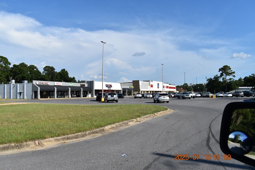 More Photos Of 5428-5444 Dogwood Dr, Milton Freestanding For Sale