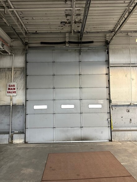 More Photos Of 33220-33250 Lakeland Blvd, Eastlake Warehouse For Lease