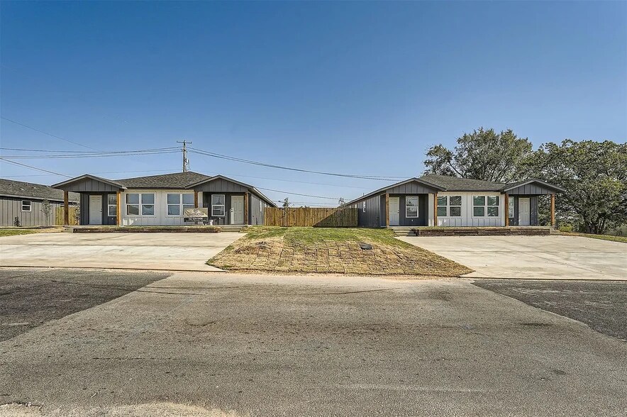 More Photos Of 109 Fisher St, Elgin Apartments For Sale