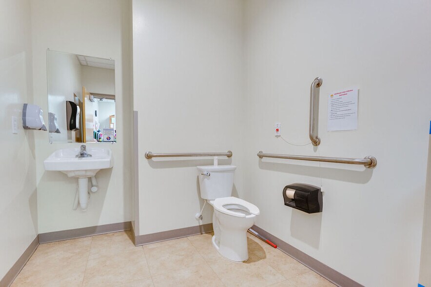 More Photos Of 4275 Western Blvd, Jacksonville Medical For Sale