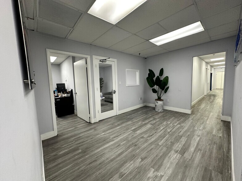 More Photos Of 215 W 75th Pl, Hialeah Manufacturing For Sale