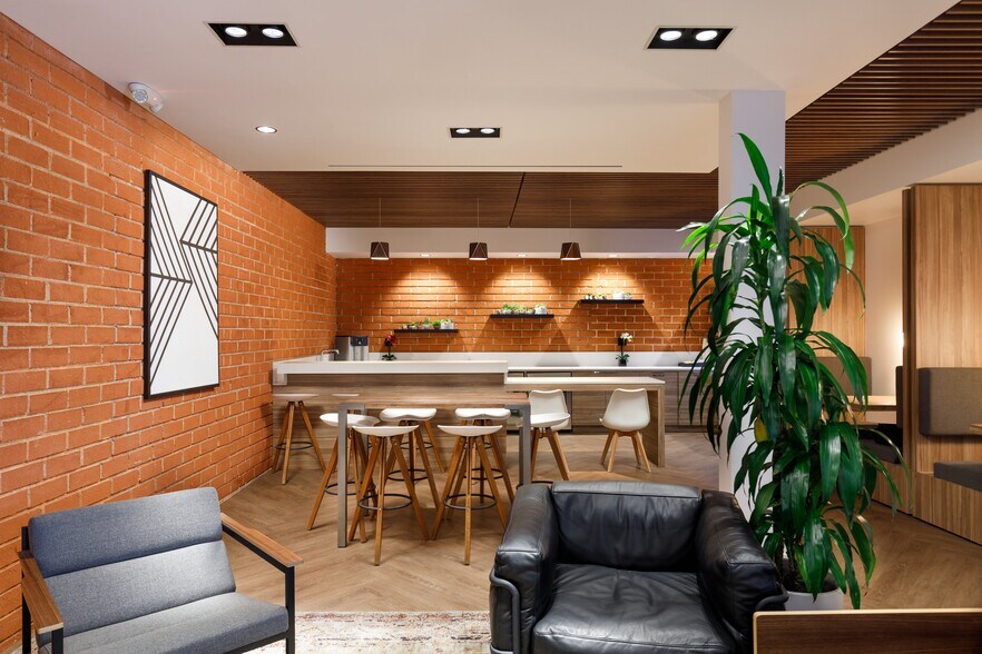 More Photos Of 16200 Ventura Blvd, Encino Office For Lease