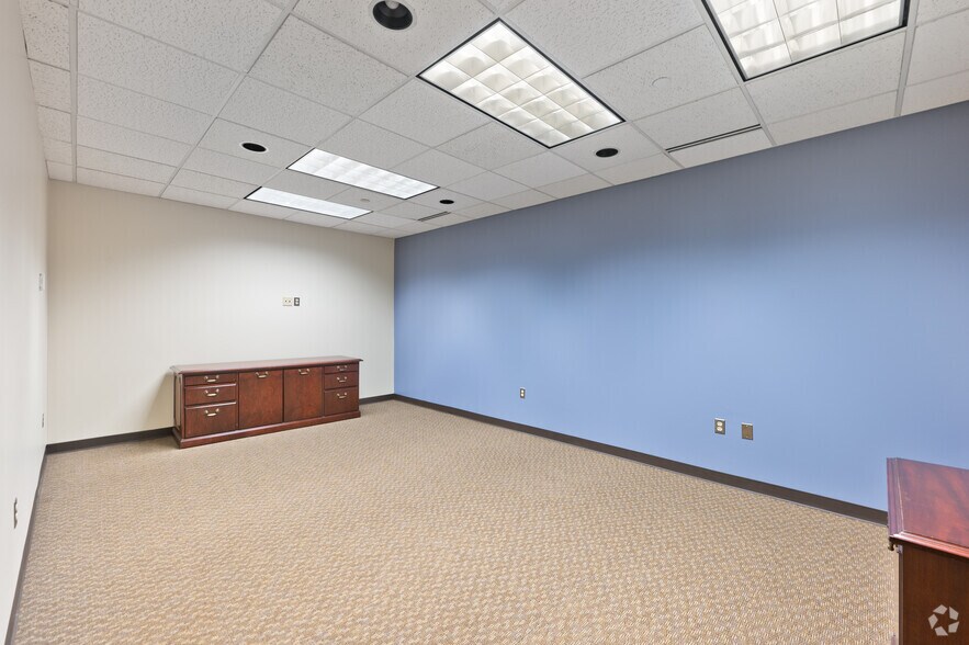More Photos Of 2820 Waterford Lake Dr, Midlothian Office For Lease