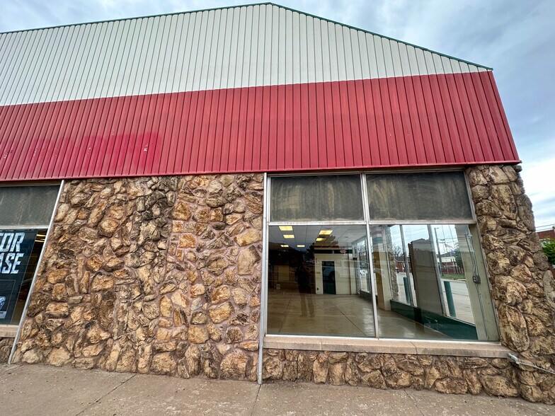 More Photos Of 423 N 7th St, Perry Freestanding For Sale