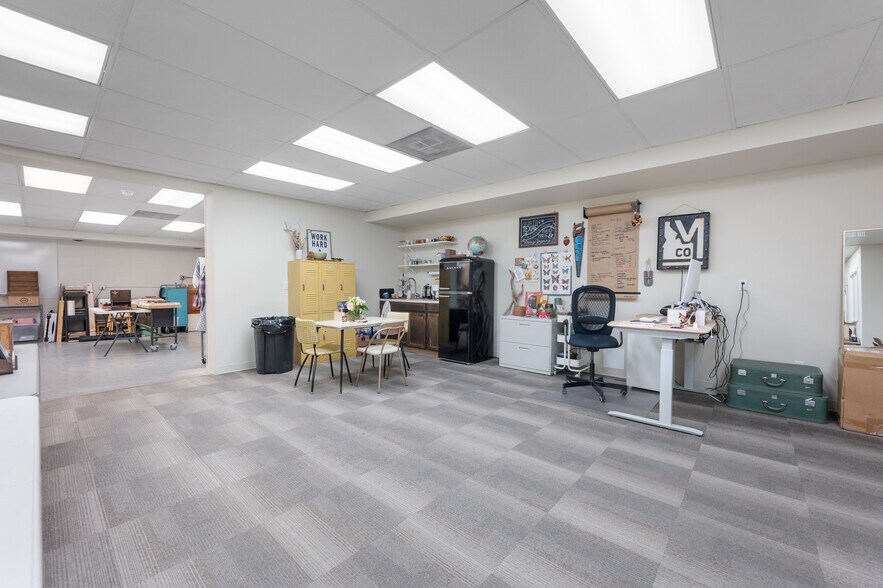 More Photos Of 104-108 W 31st St, Garden City Light Manufacturing For Sale