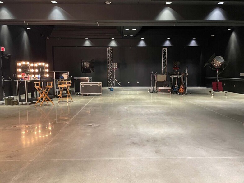 More Photos Of 5000 Northfield Ln, Spring Hill Movie Radio TVStudio For Sale