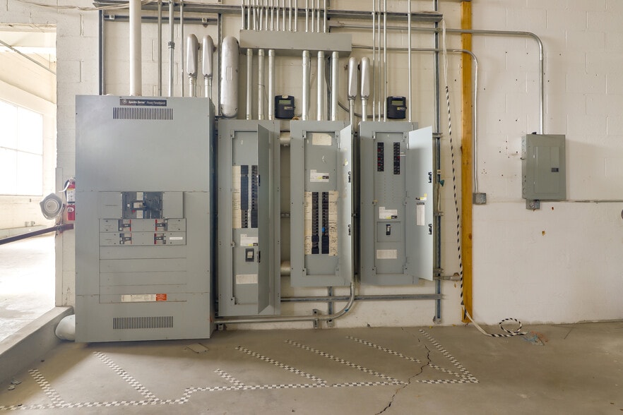 More Photos Of 1722 15th St, Oakland Warehouse For Lease