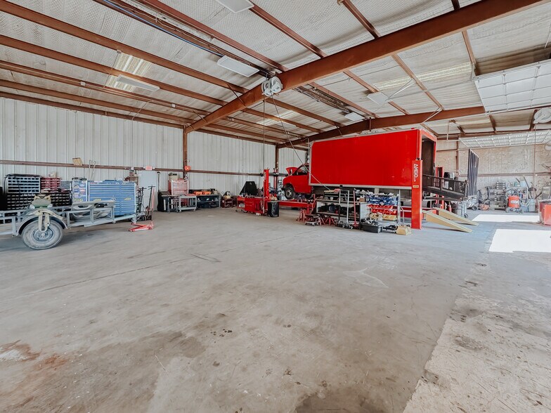 More Photos Of 5305 N Interstate Highway 45, Ennis Manufacturing For Sale