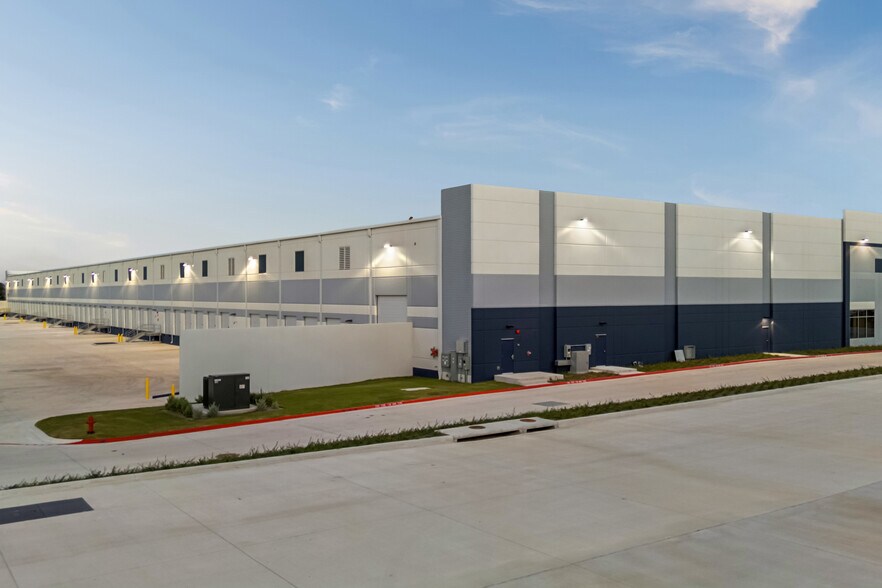 More Photos Of 701 North Red Bud Lane, Round Rock Unknown For Lease