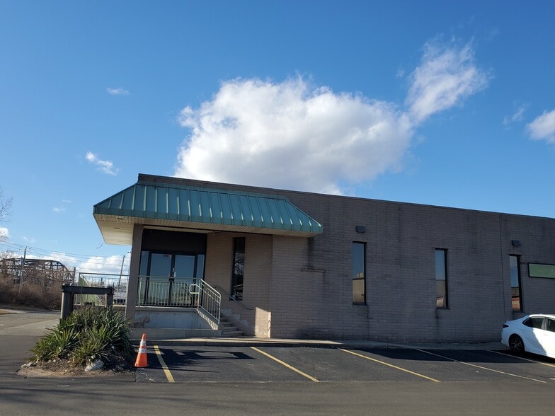 More Photos Of 240 Sargent Dr, New Haven Manufacturing For Lease