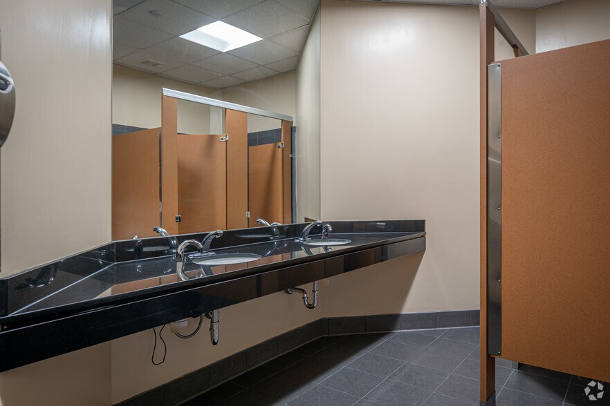 More Photos Of 2000 S Dairy Ashford Rd, Houston Office For Lease